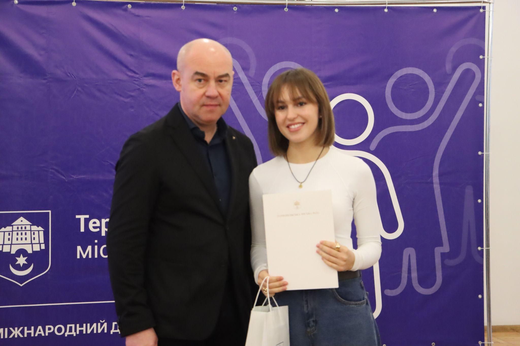 Новини Тернополя - фото з В Українському домі нагородили волонтерів за їх працю та підтримку