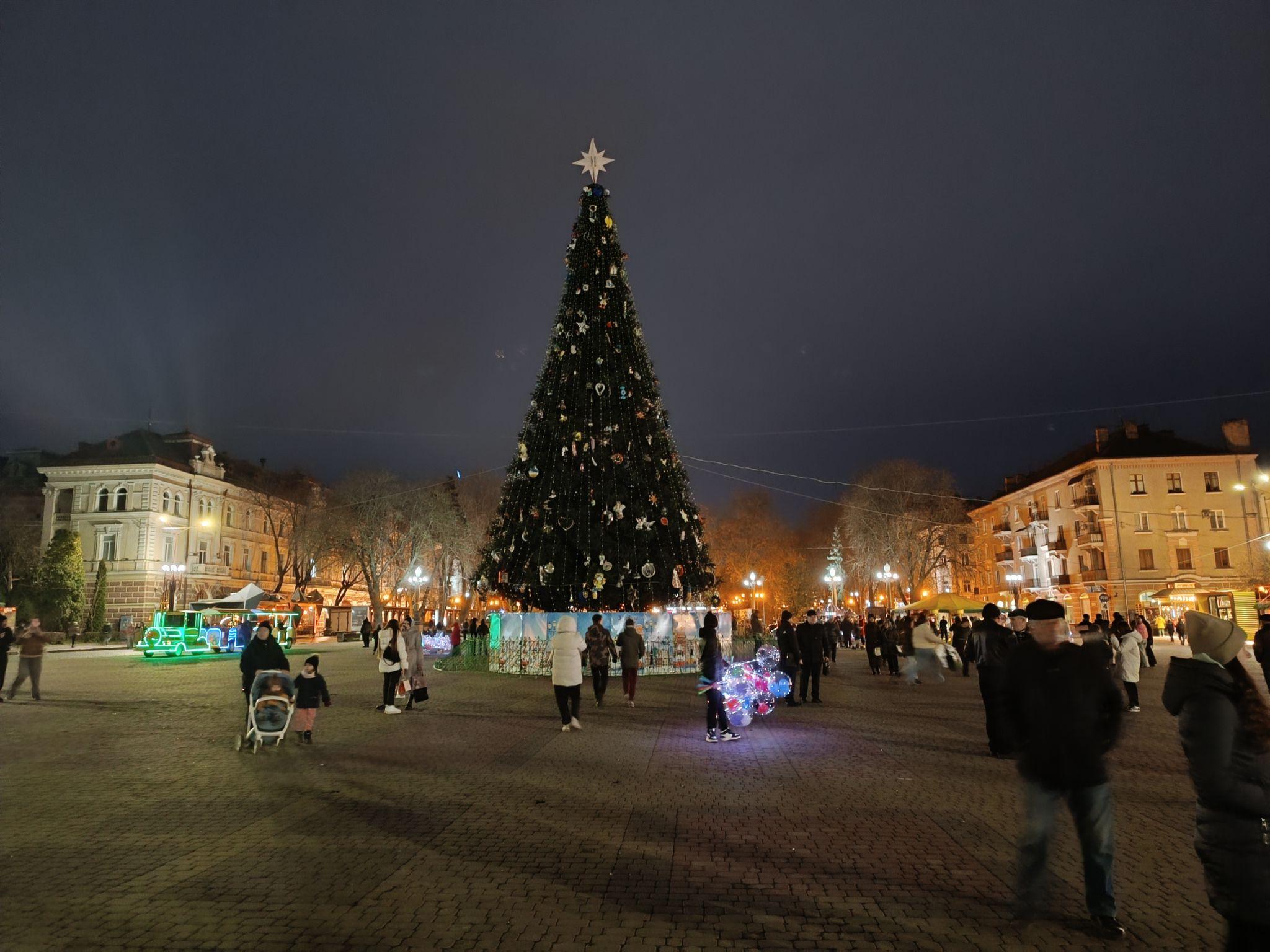 Новини Тернополя - фото з На Театральному майдані засвітили головну ялинку міста та освятили шопку