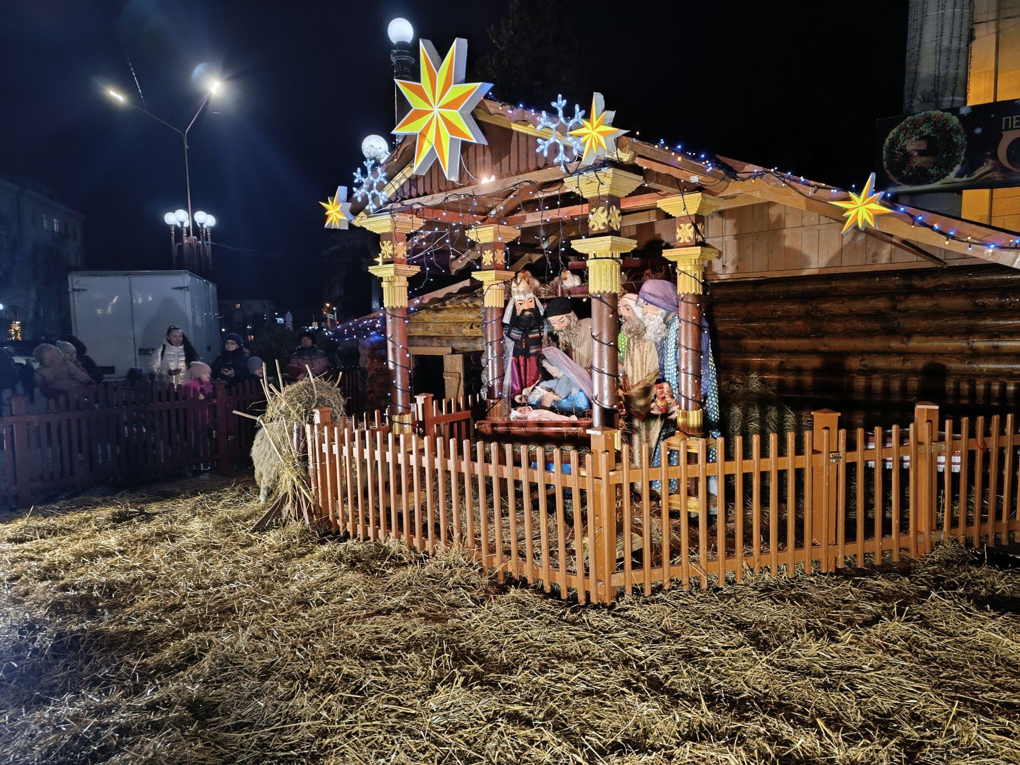 Новини Тернополя - фото з На Театральному майдані засвітили головну ялинку міста та освятили шопку