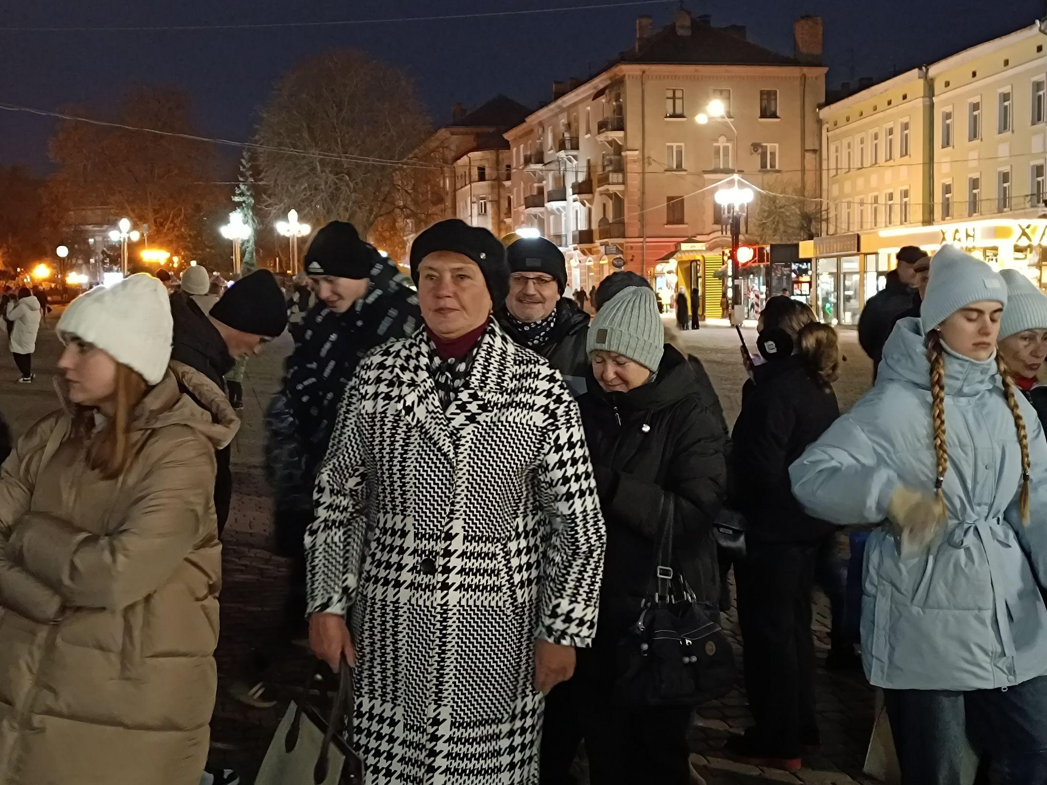Новини Тернополя - фото з На Театральному майдані засвітили головну ялинку міста та освятили шопку