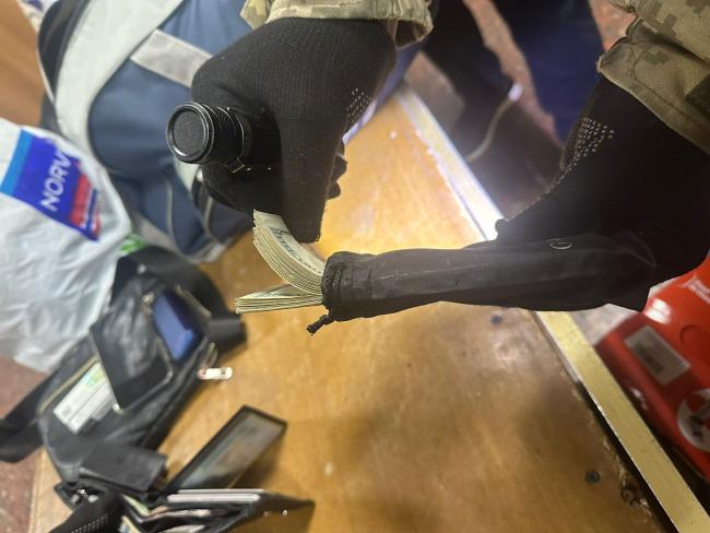 Новини Вінниці - фото з На Вінниччині затримали іноземця, який намагався вивезти майже $50 тисяч без декларування