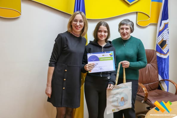 Новини Житомира - фото з 18 випускниць «Школи лідерок» отримали сертифікати про успішне завершення проєкту