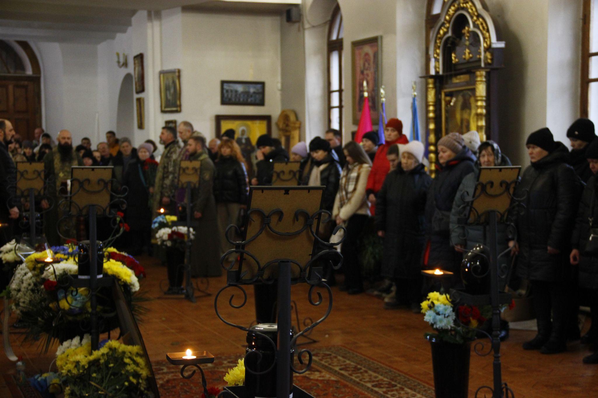 Новини Хмельницького - фото з У Хмельницькому попрощалися із 8 військовими: їх поховали у новозбудованому колумбарії