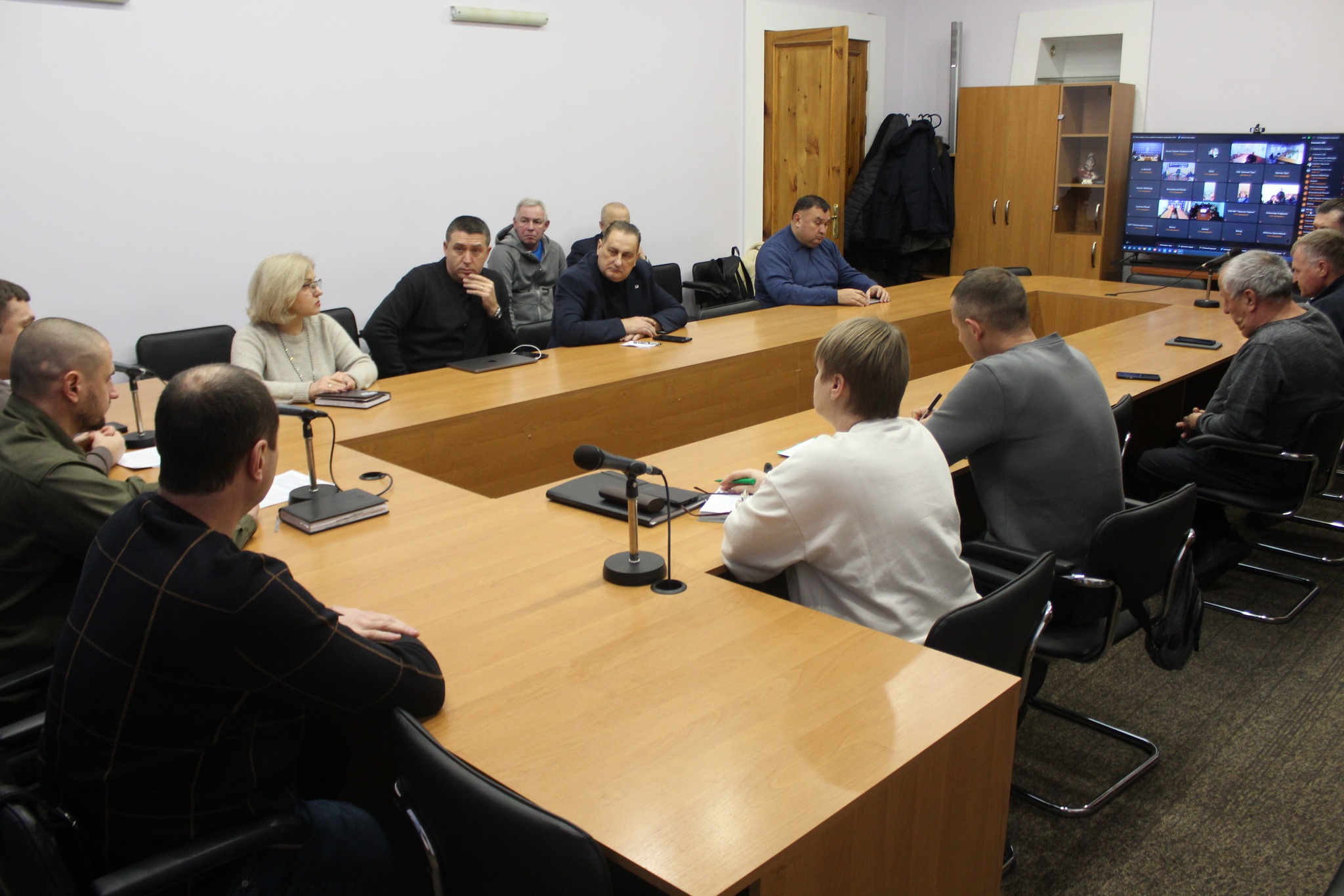 Новини Хмельницького - фото з Хмельницька ОВА закликає промисловість купувати електроенергію за кордоном На зображенні може бути: 10 людей, люди навчаються та текст