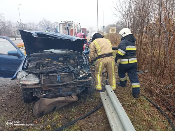Новини Житомира - фото з На Брусилівщині рятувальники деблокували водія з завтомобіля після ДТП