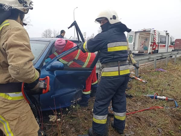 Новини Житомира - фото з На Брусилівщині рятувальники деблокували водія з завтомобіля після ДТП