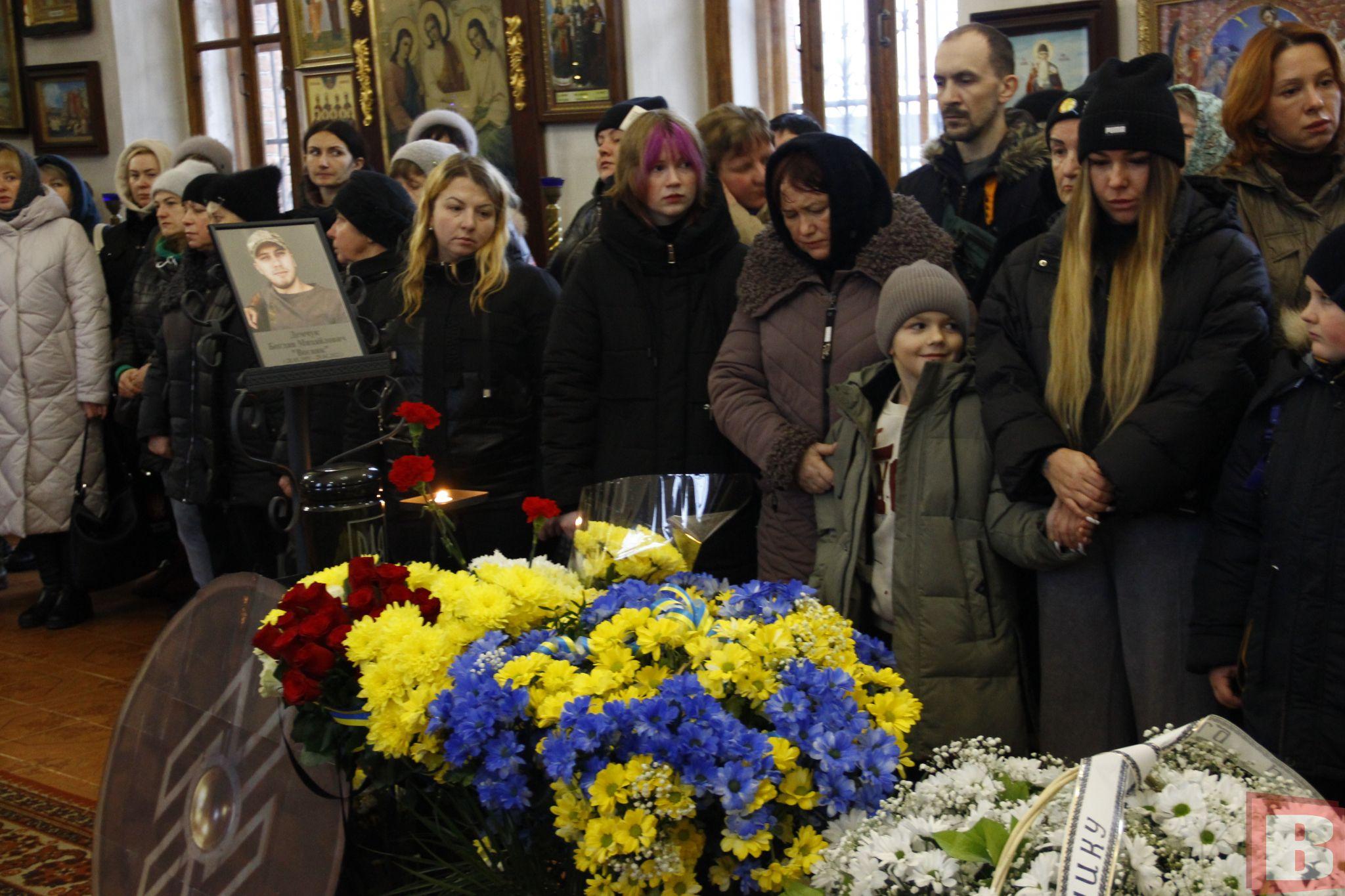 Новини Хмельницького - фото з У Хмельницькому попрощалися із 8 військовими: їх поховали у новозбудованому колумбарії