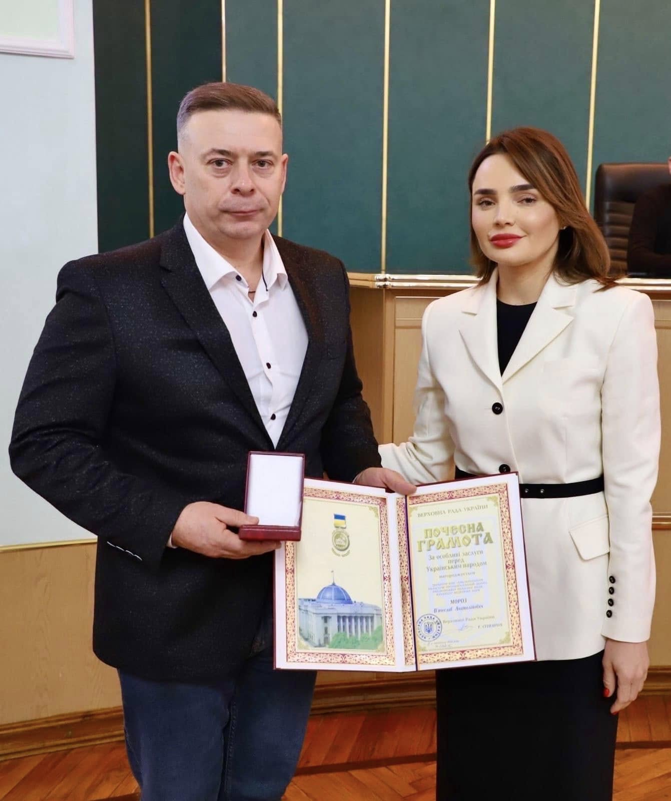 Новини Хмельницького - фото з Депутати Хмельницької облради отримали відзнаки Верховної Ради України Возможно, это изображение 2 человека и текст