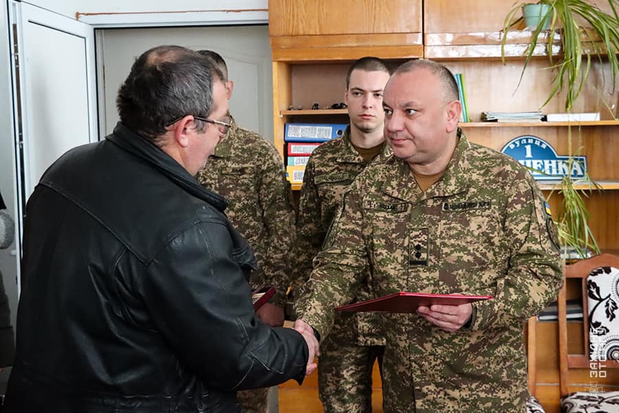 Новини Хмельницького - фото з Рідним загиблих нацгвардійців вручили державні нагороди Возможно, это изображение 2 человека