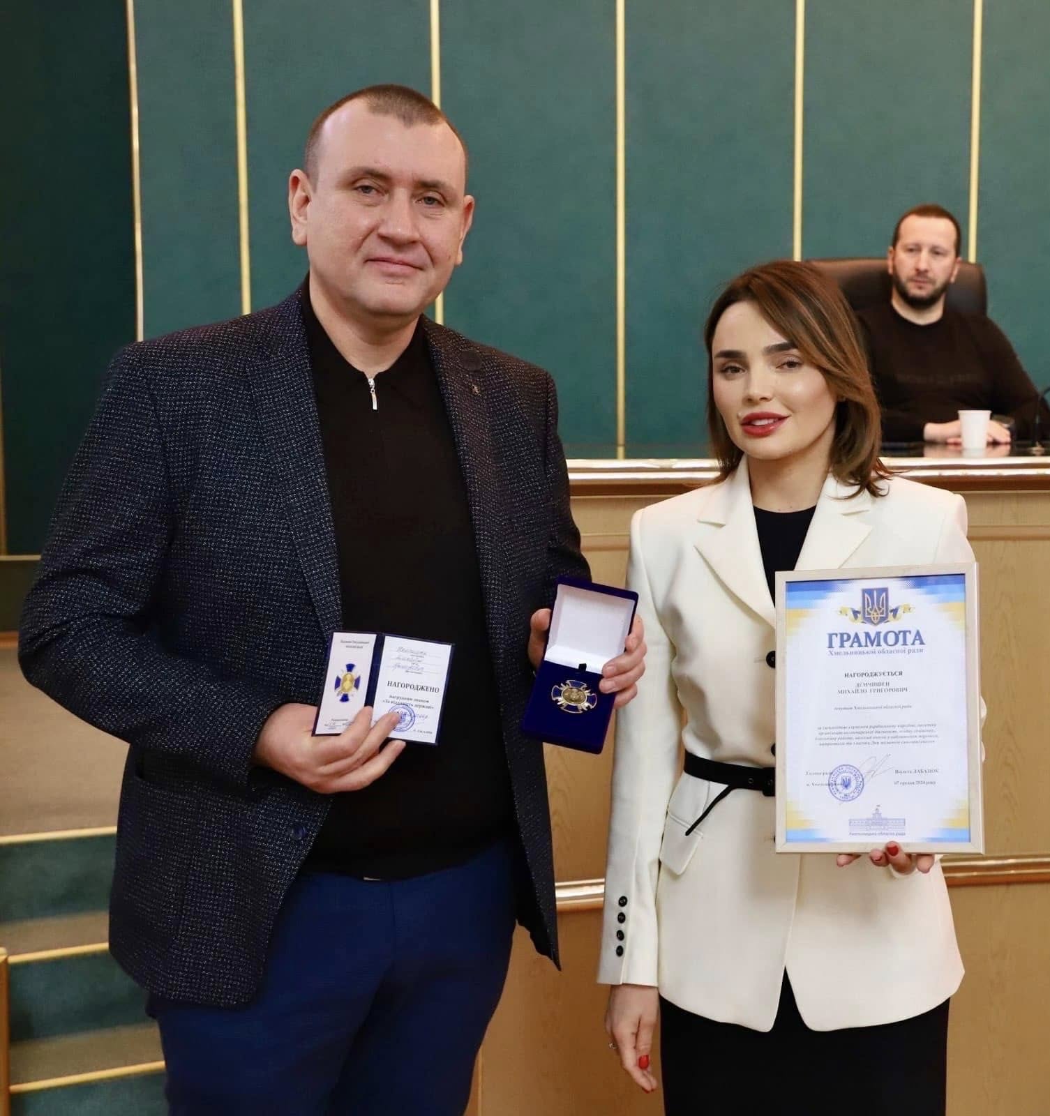 Новини Хмельницького - фото з Депутати Хмельницької облради отримали відзнаки Верховної Ради України Возможно, это изображение 3 человека и текст