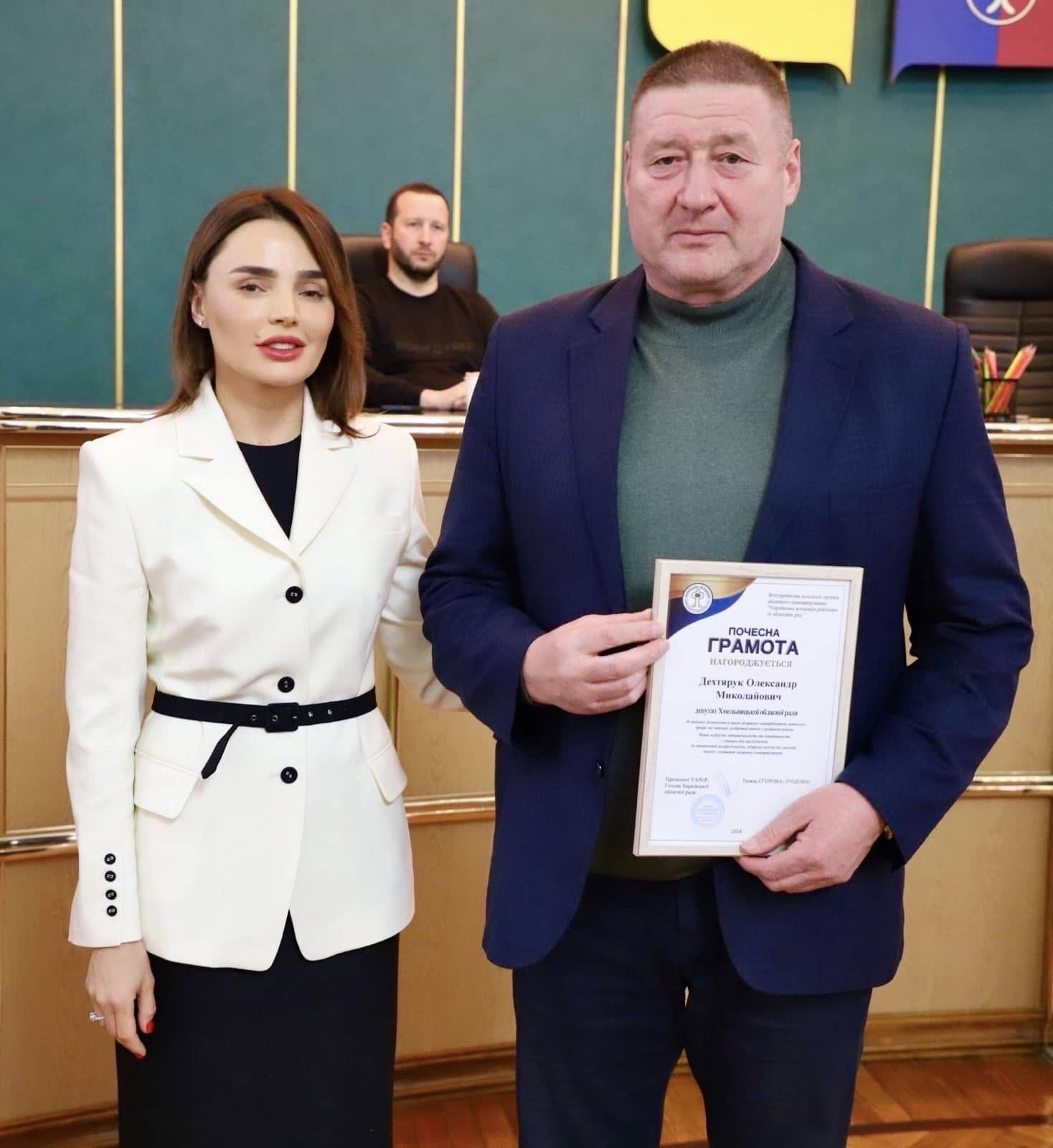 Новини Хмельницького - фото з Депутати Хмельницької облради отримали відзнаки Верховної Ради України Возможно, это изображение 2 человека и текст