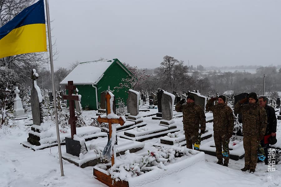 Новини Хмельницького - фото з Рідним загиблих нацгвардійців вручили державні нагороди Возможно, это изображение 4 человека, Арктика и текст