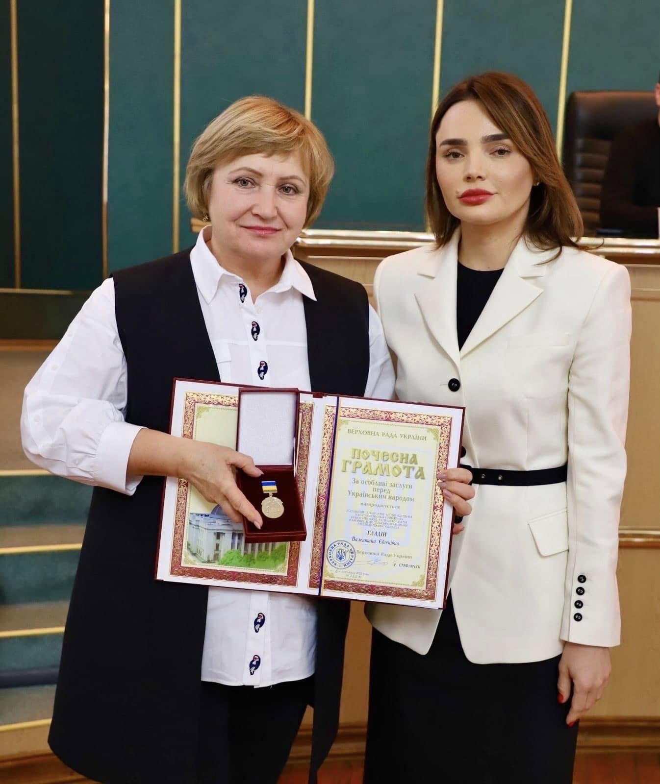 Новини Хмельницького - фото з Депутати Хмельницької облради отримали відзнаки Верховної Ради України Возможно, это изображение 2 человека и текст