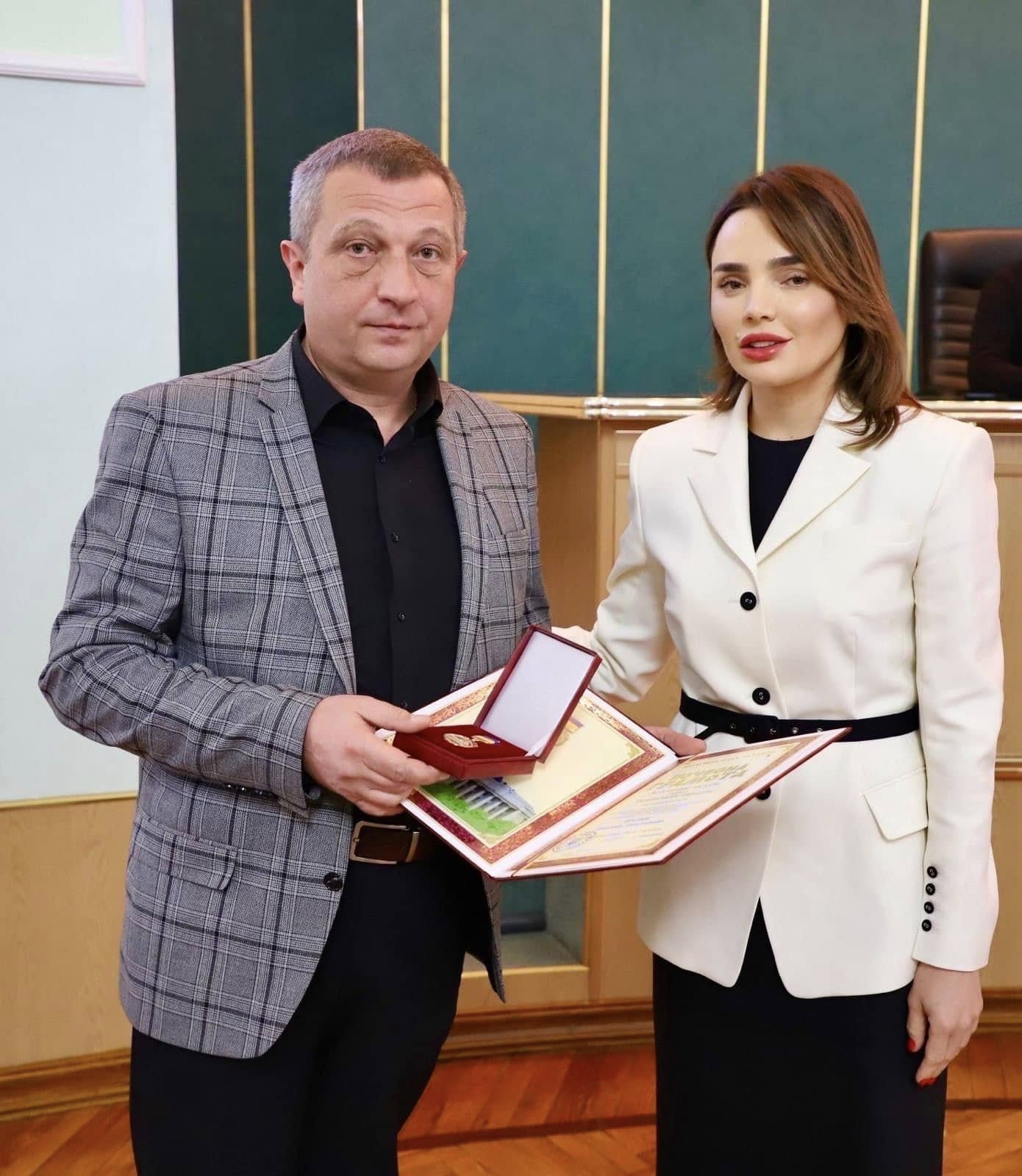 Новини Хмельницького - фото з Депутати Хмельницької облради отримали відзнаки Верховної Ради України Возможно, это изображение 2 человека, отдел новостей и текст