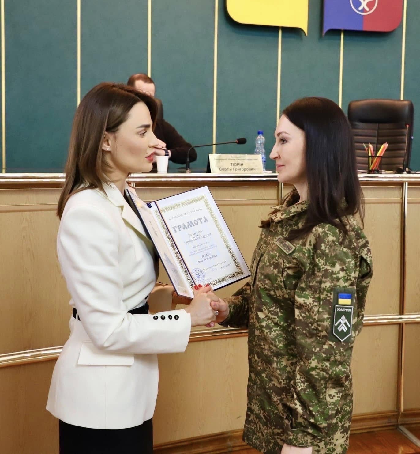 Новини Хмельницького - фото з Депутати Хмельницької облради отримали відзнаки Верховної Ради України Возможно, это изображение 2 человека и текст