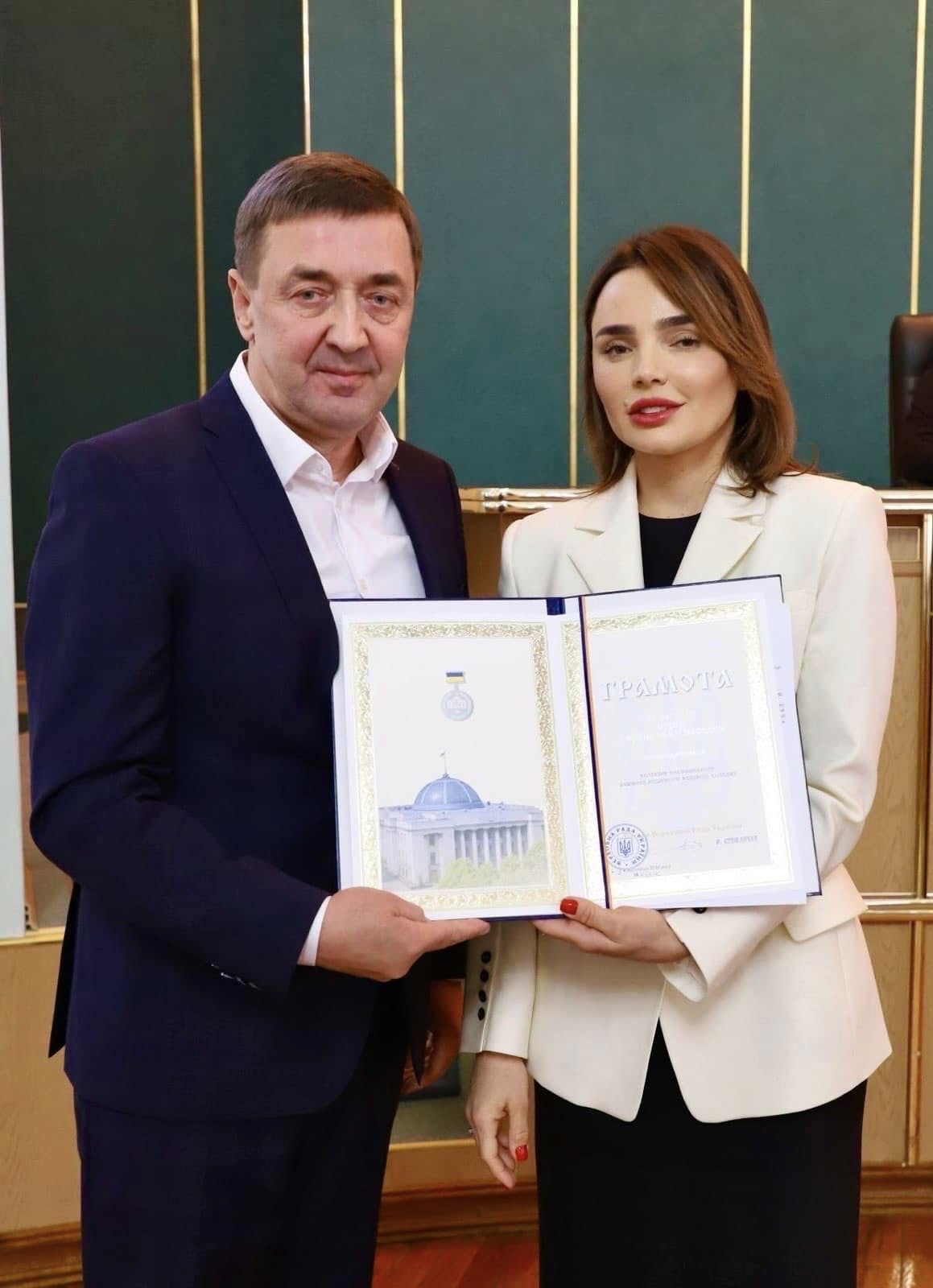 Новини Хмельницького - фото з Депутати Хмельницької облради отримали відзнаки Верховної Ради України Возможно, это изображение 2 человека и текст