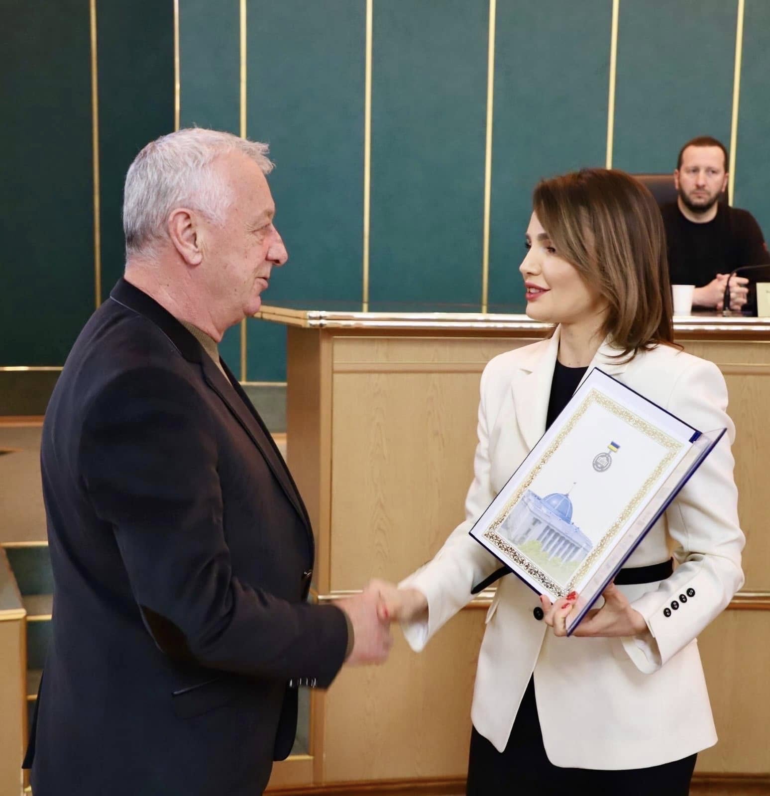 Новини Хмельницького - фото з Депутати Хмельницької облради отримали відзнаки Верховної Ради України Возможно, это изображение 2 человека и текст