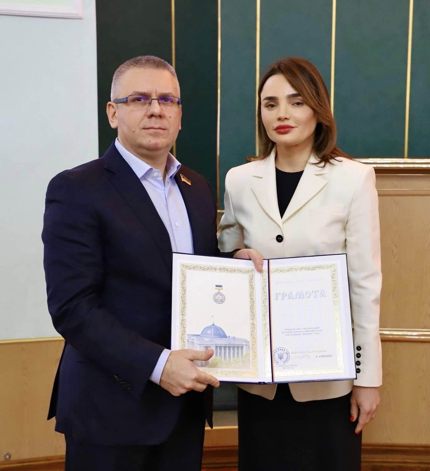 Новини Хмельницького - фото з Депутати Хмельницької облради отримали відзнаки Верховної Ради України Возможно, это изображение 2 человека и текст