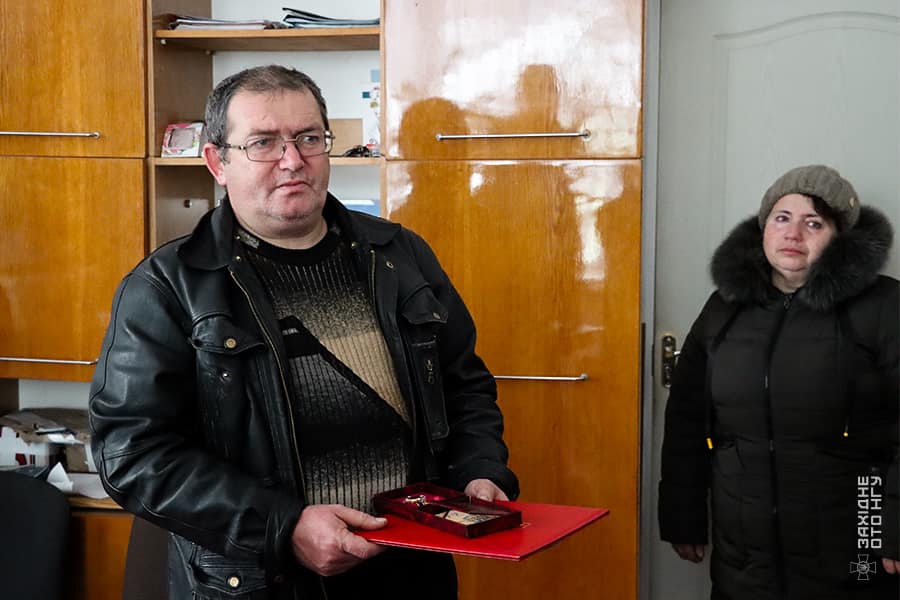 Новини Хмельницького - фото з Рідним загиблих нацгвардійців вручили державні нагороди Возможно, это изображение 2 человека