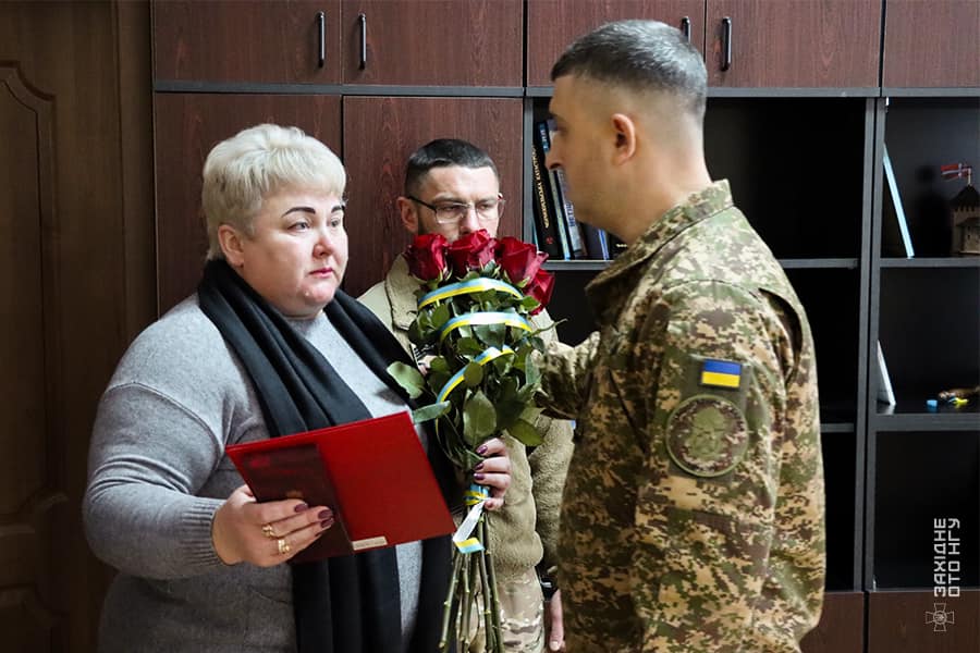 Новини Хмельницького - фото з Рідним загиблих нацгвардійців вручили державні нагороди Возможно, это изображение 2 человека