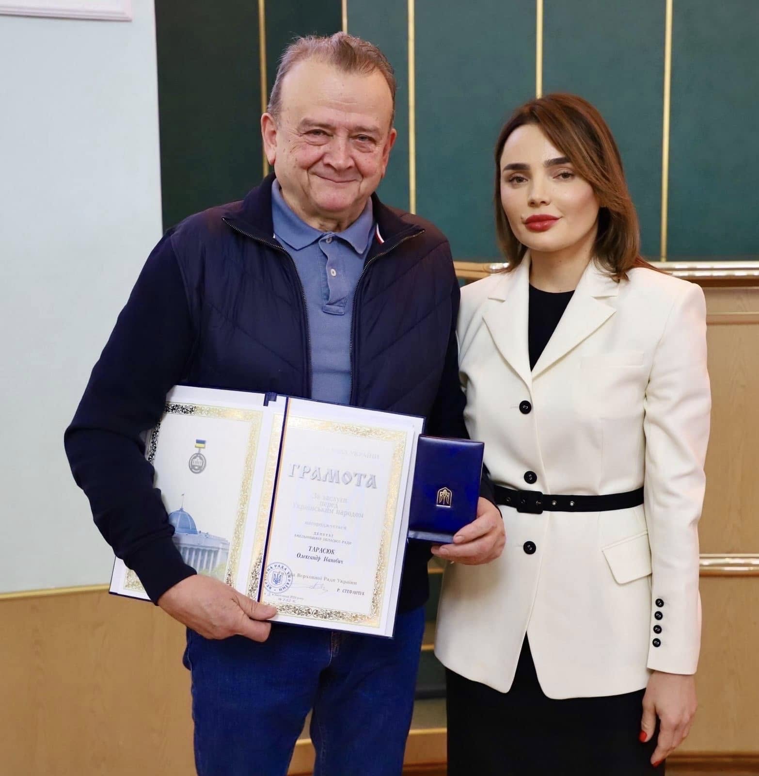 Новини Хмельницького - фото з Депутати Хмельницької облради отримали відзнаки Верховної Ради України Возможно, это изображение 2 человека и текст