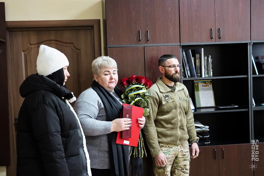 Новини Хмельницького - фото з Рідним загиблих нацгвардійців вручили державні нагороди Возможно, это изображение 3 человека