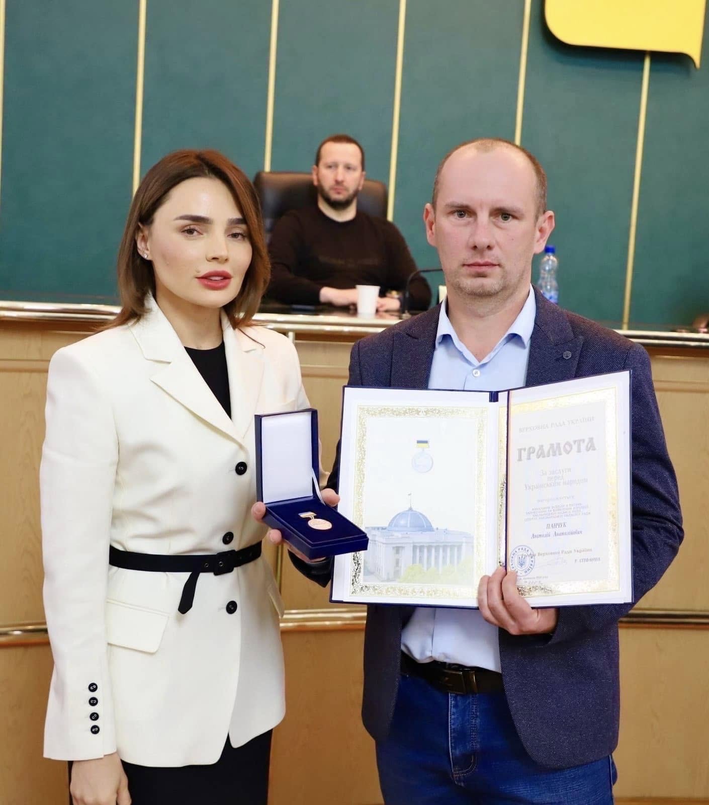 Новини Хмельницького - фото з Депутати Хмельницької облради отримали відзнаки Верховної Ради України Возможно, это изображение 3 человека и текст