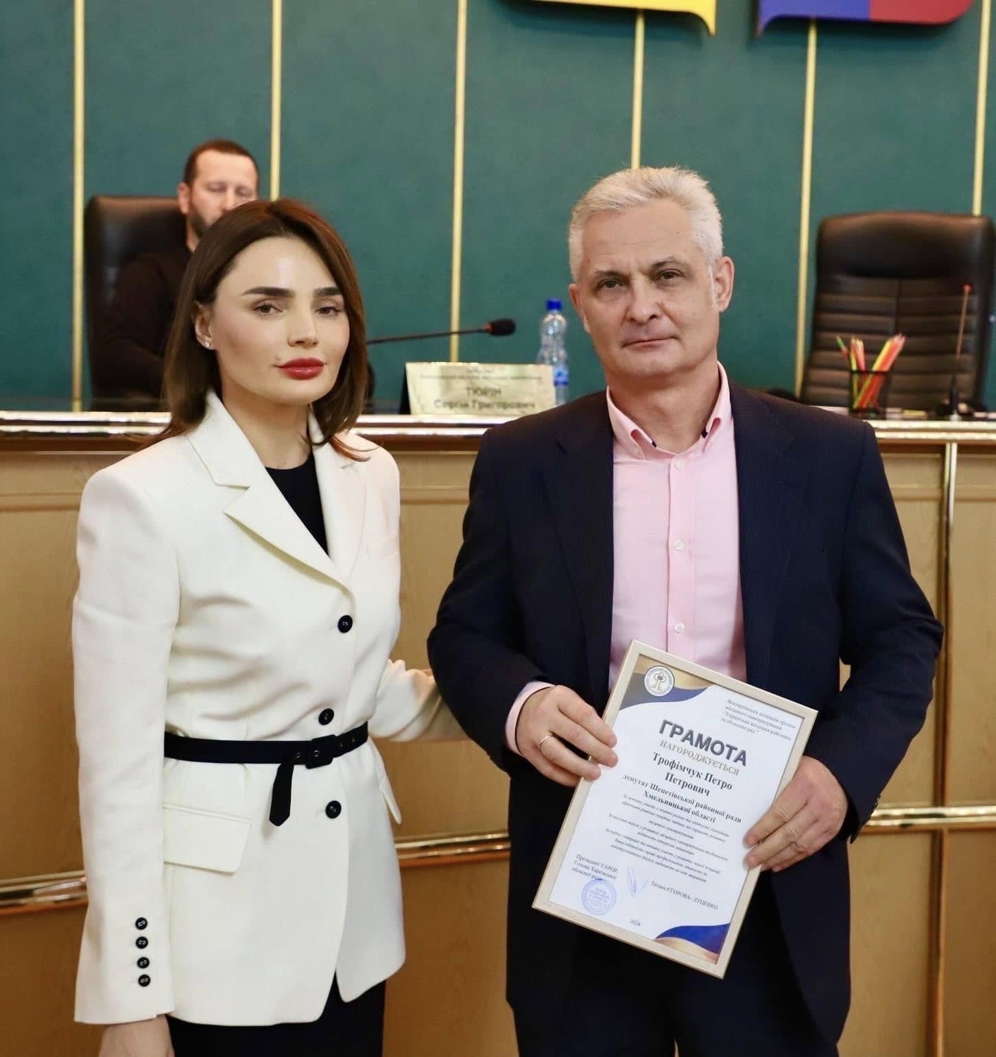 Новини Хмельницького - фото з Депутати Хмельницької облради отримали відзнаки Верховної Ради України Возможно, это изображение 2 человека и текст
