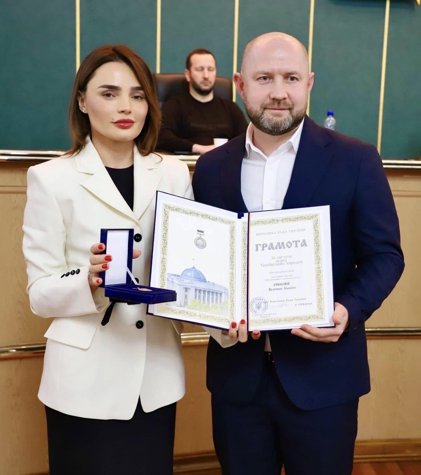 Новини Хмельницького - фото з Депутати Хмельницької облради отримали відзнаки Верховної Ради України Возможно, это изображение 2 человека и текст