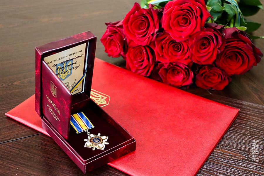 Новини Хмельницького - фото з Рідним загиблих нацгвардійців вручили державні нагороди Возможно, это изображение кольцо для салфеток, картонный пакетик со спичками, кожаный кошелек и текст