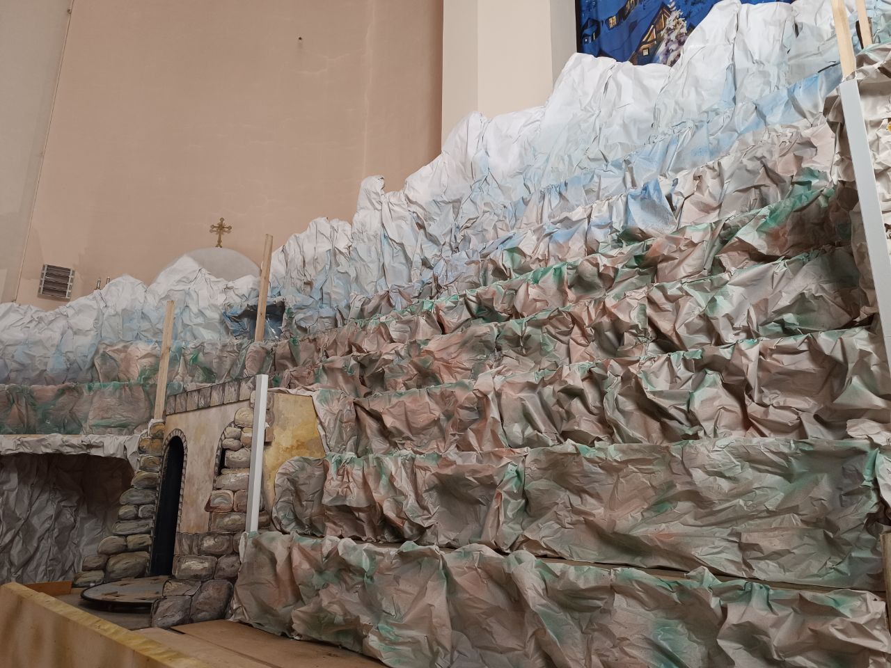 Новини Тернополя - фото з У церкві святого Апостола Петра встановлюють найбільшу різдвяну шопку: який вигляд має
