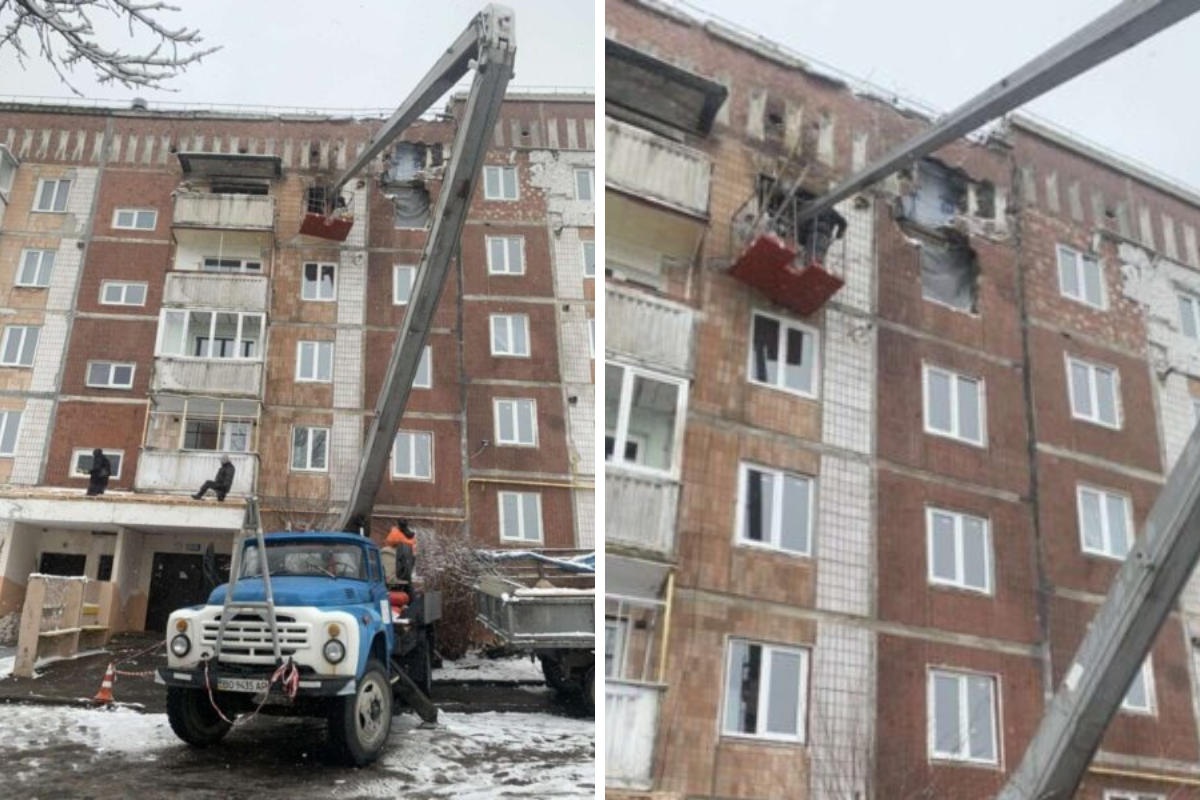 Новини Тернополя - фото з Комунальники розбирають рештки речей у тернопільській квартирі, яка згоріла внаслідок влучання дрона