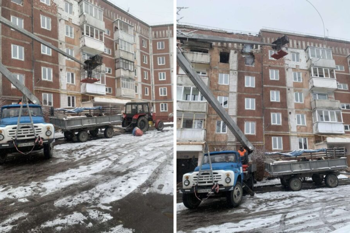 Новини Тернополя - фото з Комунальники розбирають рештки речей у тернопільській квартирі, яка згоріла внаслідок влучання дрона