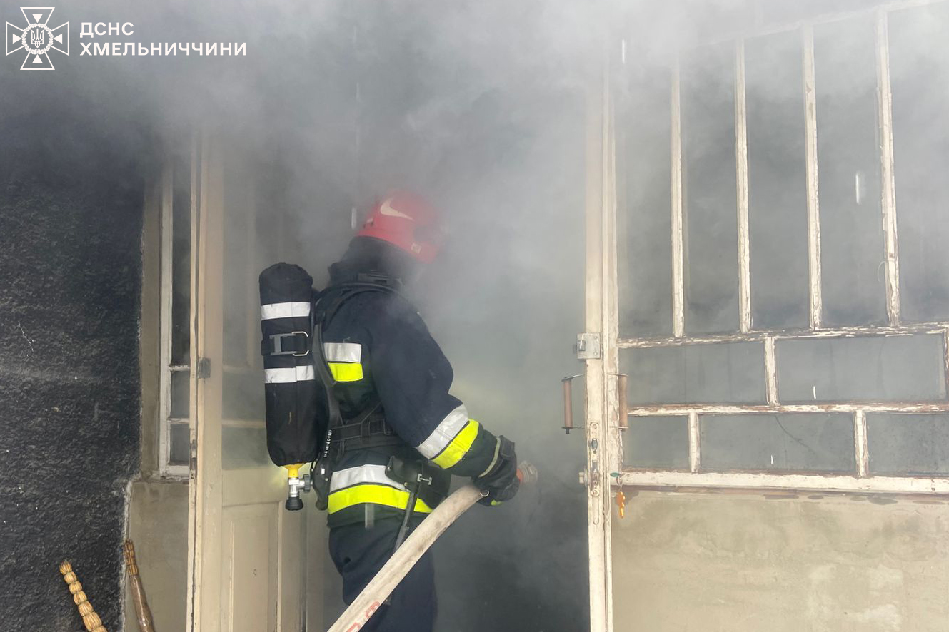 Новини Хмельницького - фото з Тіло 42-річного чоловіка виявили на місці пожежі в Шепетівському районі На зображенні може бути: 1 особа та текст