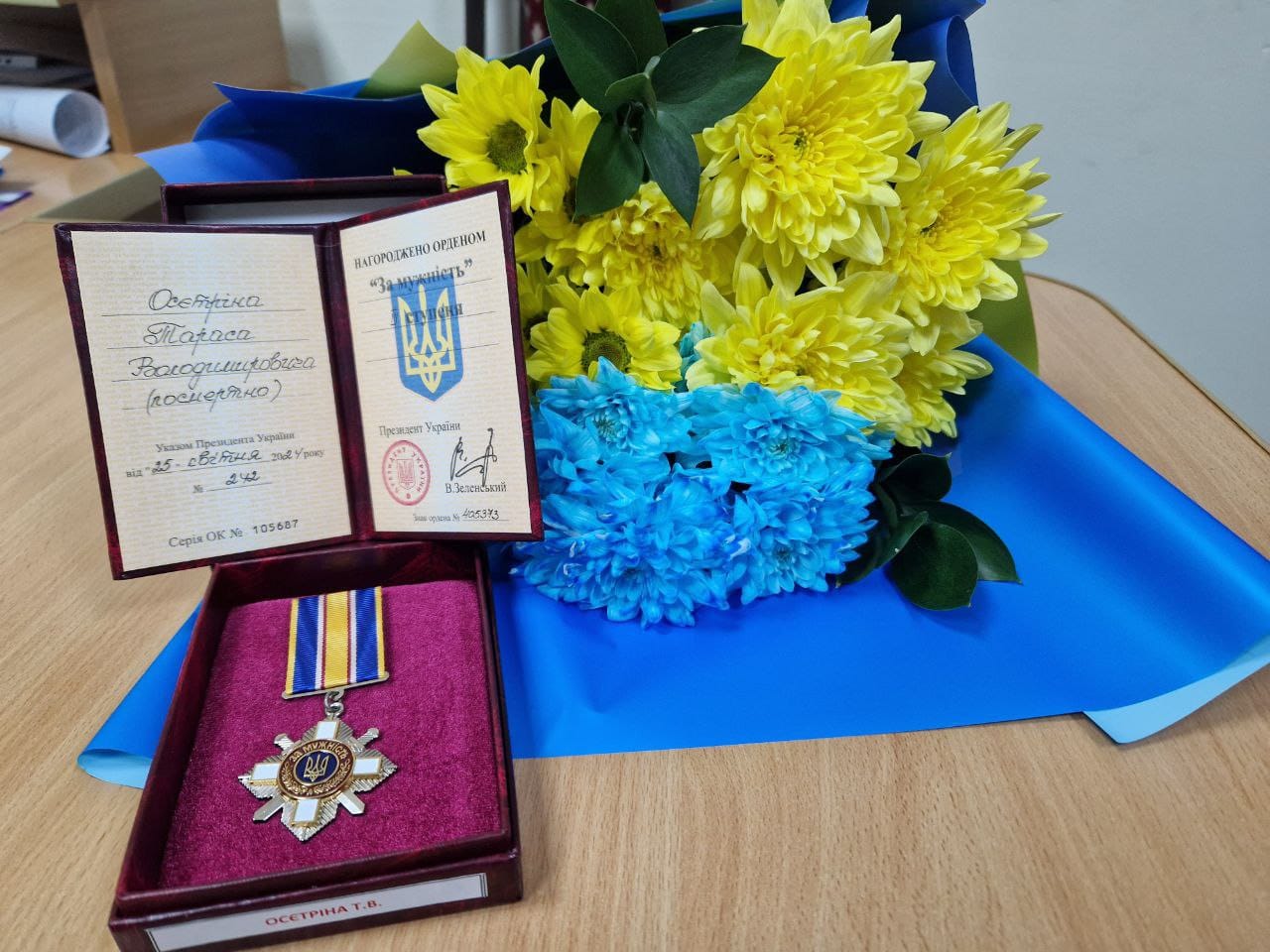 Новини Хмельницького - фото з Матері полеглого героя з Хмельницького району вручили його державну нагороду