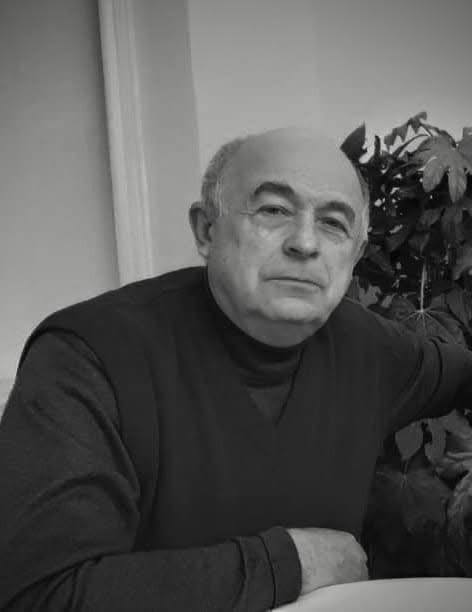 Можливо, це чорно-біле зображення 1 людини