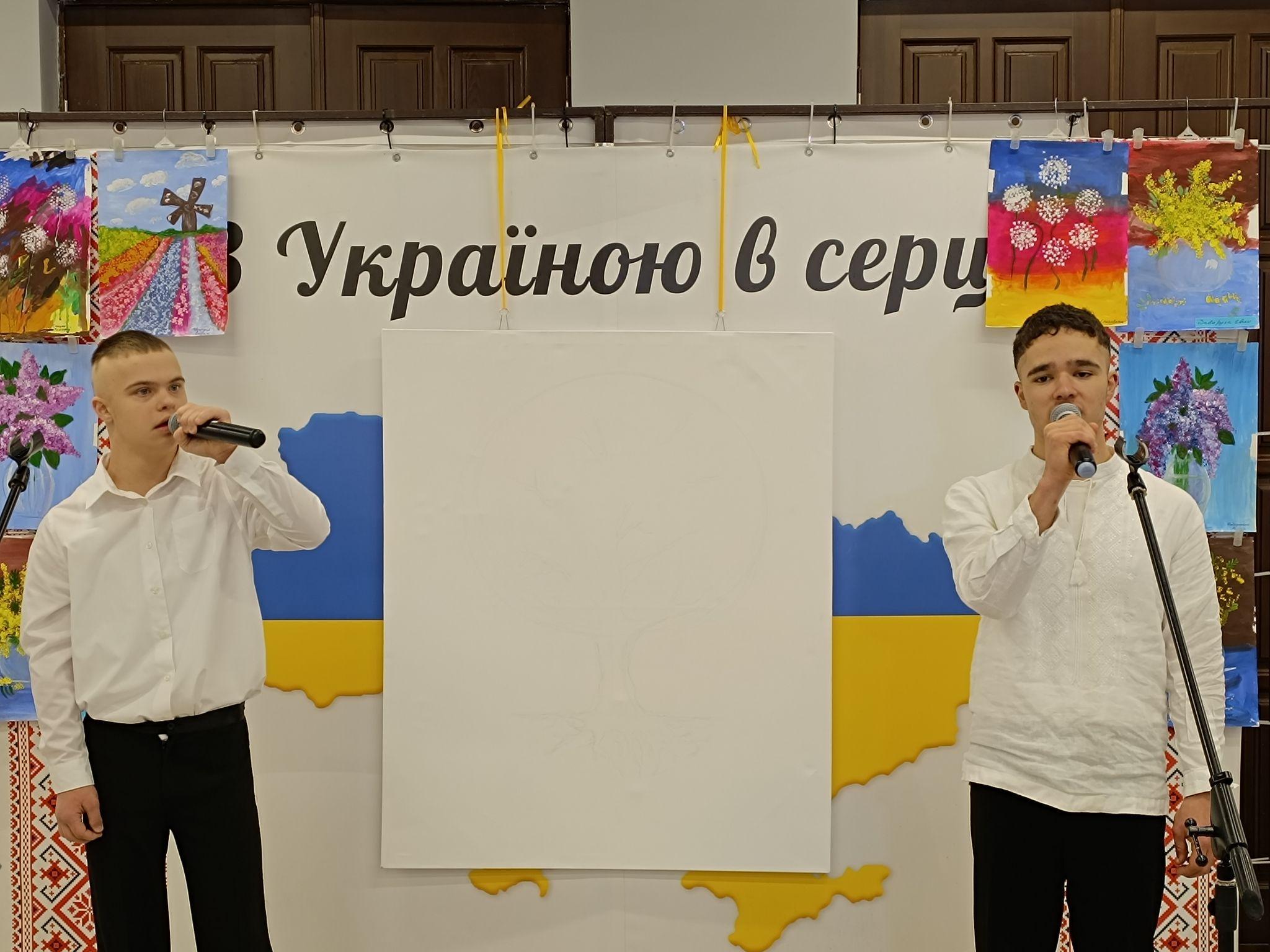 Новини Козятина - фото з Діти створили «Дерево життя» разом із художницею з Запоріжжя