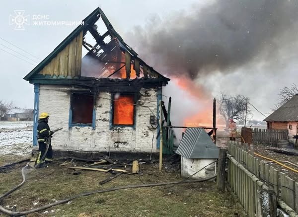 Новини Житомира - фото з Коростенщина: під час ліквідації пожежі виявлено тіло людини, ще одну врятовано