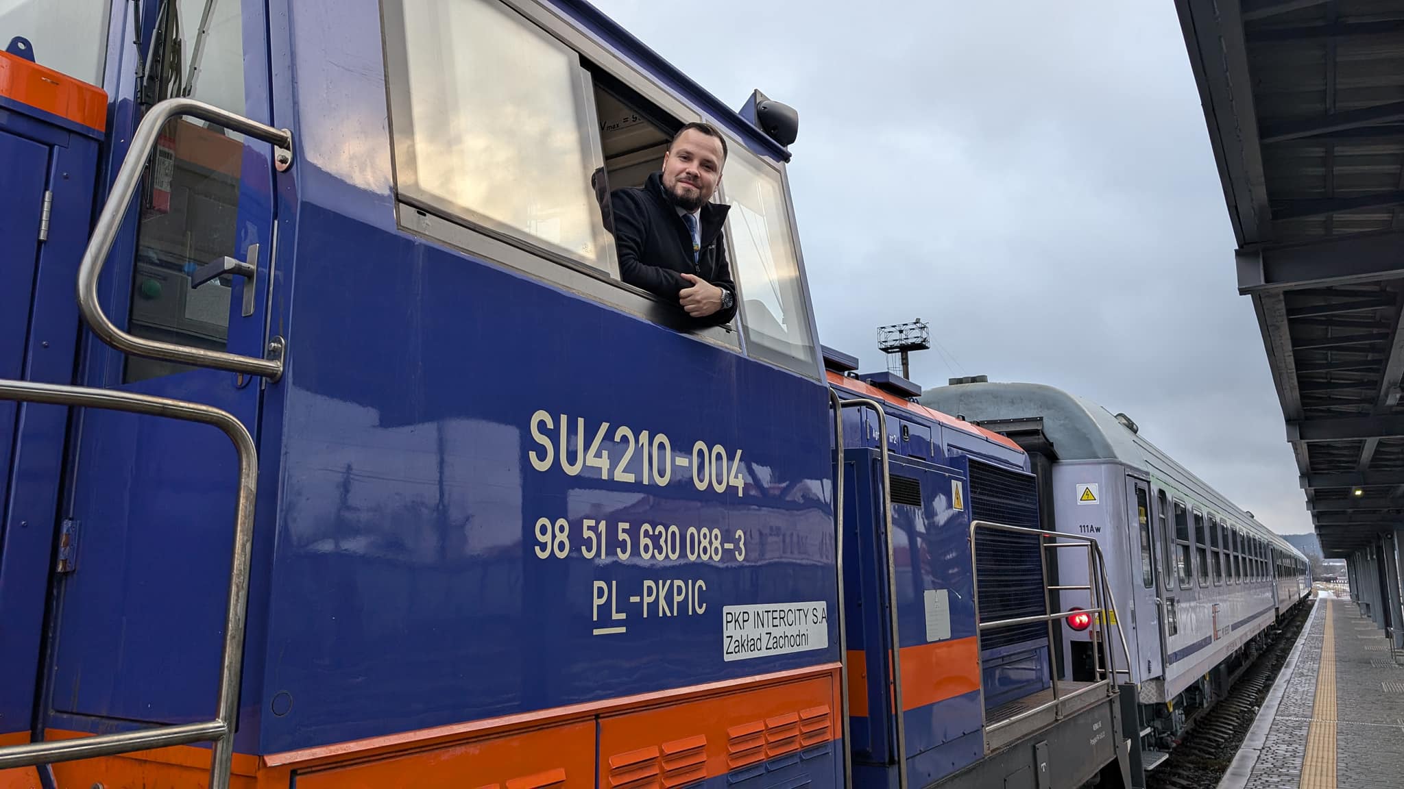 Новини Тернополя - фото з Уже курсує новий потяг до Варшави через Тернопіль, Чортків та Заліщики На зображенні може бути: 1 особа, потяг та залізниця