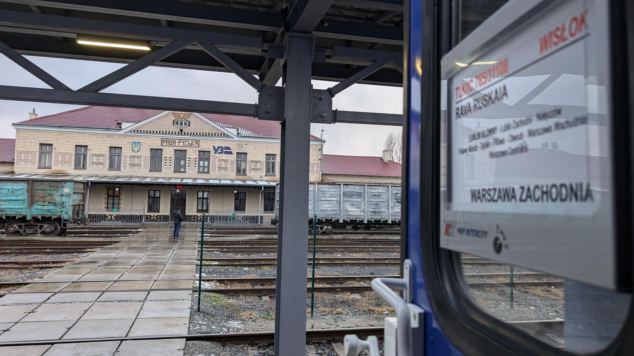 Новини Тернополя - фото з Уже курсує новий потяг до Варшави через Тернопіль, Чортків та Заліщики На зображенні може бути: 1 особа, потяг, залізниця та текст