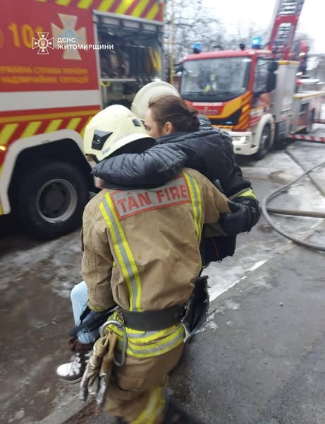 Новини Житомира - фото з У Житомирі на пожежі в квартирі виявили тіло людини, двох мешканців евакуювали