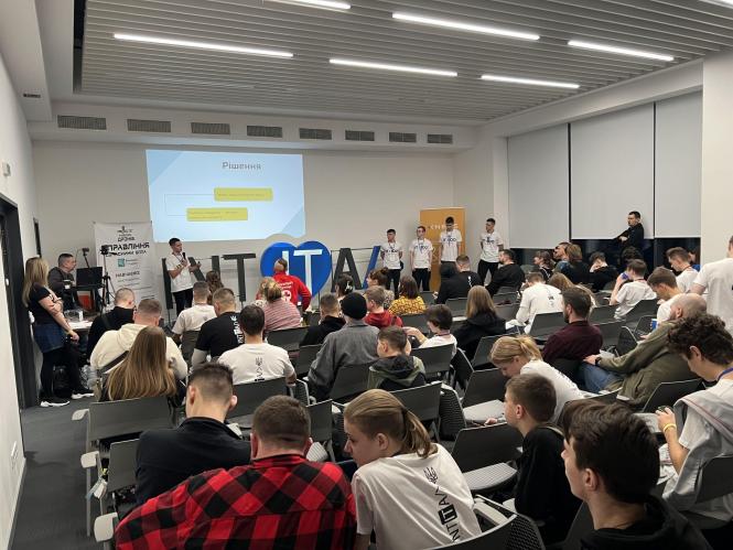 Новини Тернополя - фото з «Це крута можливість навчатись і працювати в ІТ-індустрії». У Вінниці пройшов Хакатон для молоді (новини компаній)