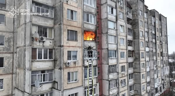 Новини Житомира - фото з У Житомирі на пожежі в квартирі виявили тіло людини, двох мешканців евакуювали