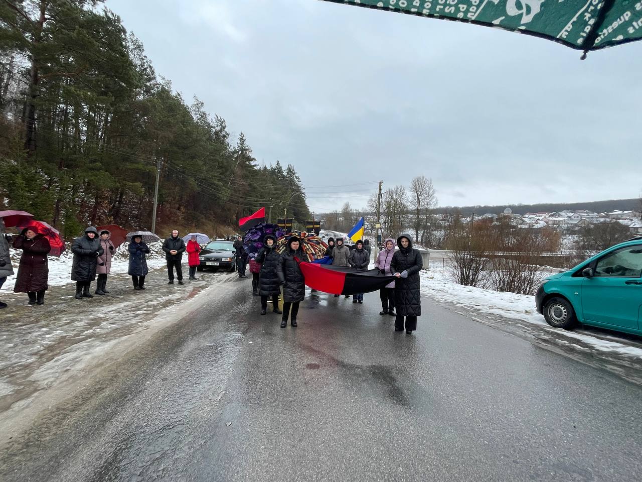 На зображенні може бути: 11 людей та дорога