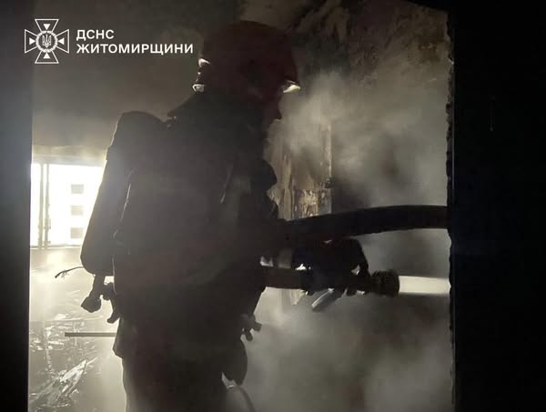 Новини Житомира - фото з У Житомирі на пожежі в квартирі виявили тіло людини, двох мешканців евакуювали