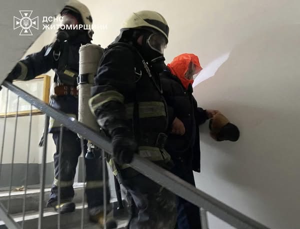 Новини Житомира - фото з У Житомирі на пожежі в квартирі виявили тіло людини, двох мешканців евакуювали