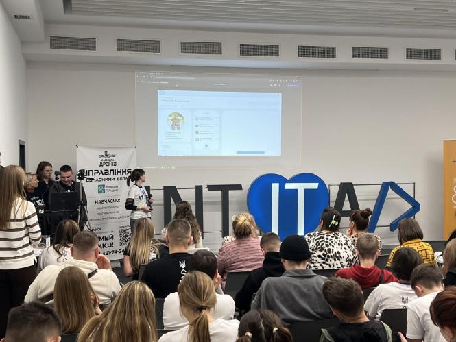 Новини Тернополя - фото з «Це крута можливість навчатись і працювати в ІТ-індустрії». У Вінниці пройшов Хакатон для молоді (новини компаній)