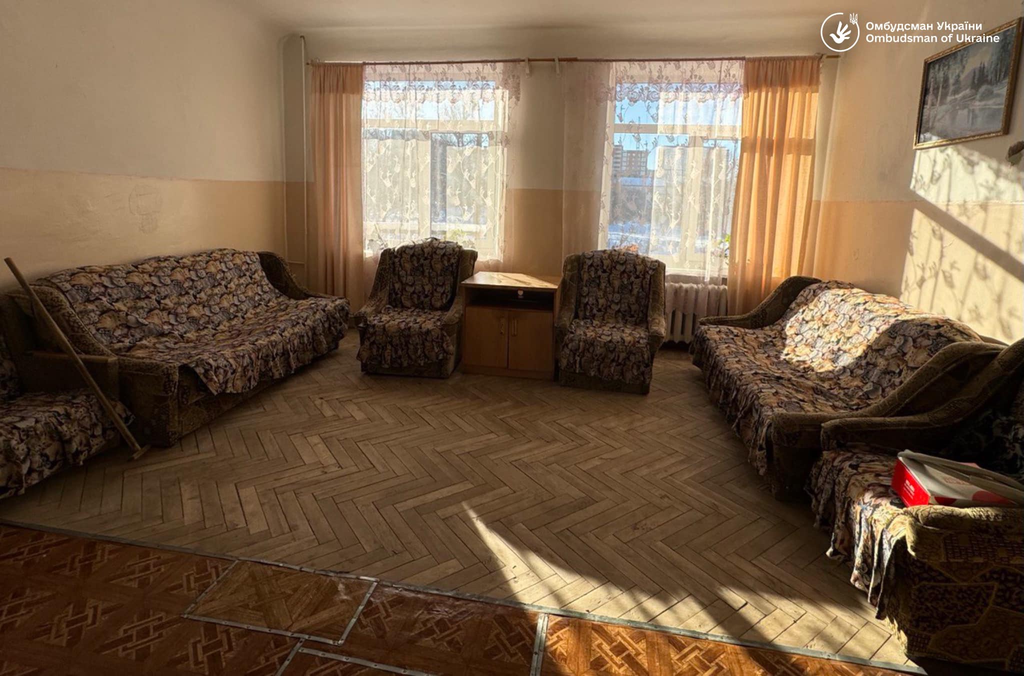 На зображенні може бути: вітальня та всередині приміщення