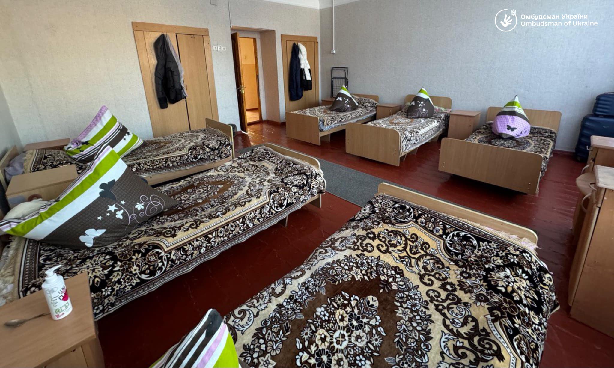 На зображенні може бути: спальня та текст