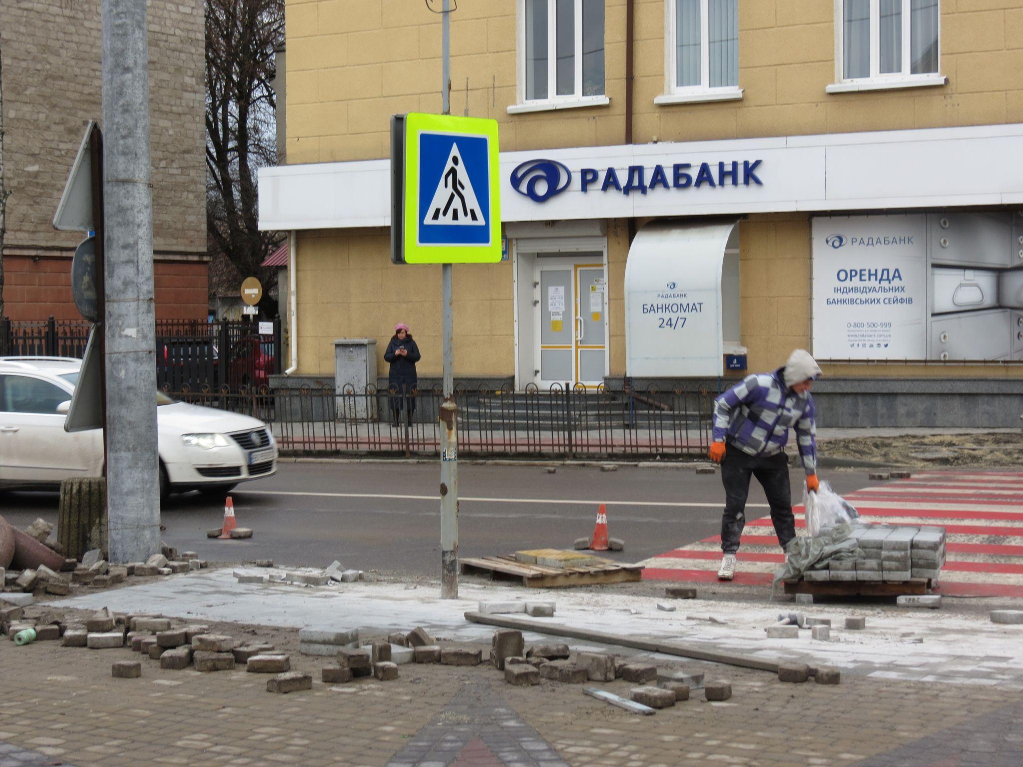 Новини Тернополя - фото з На Замковій знижують висоту бордюрів на переходах та кладуть тактильну плитку